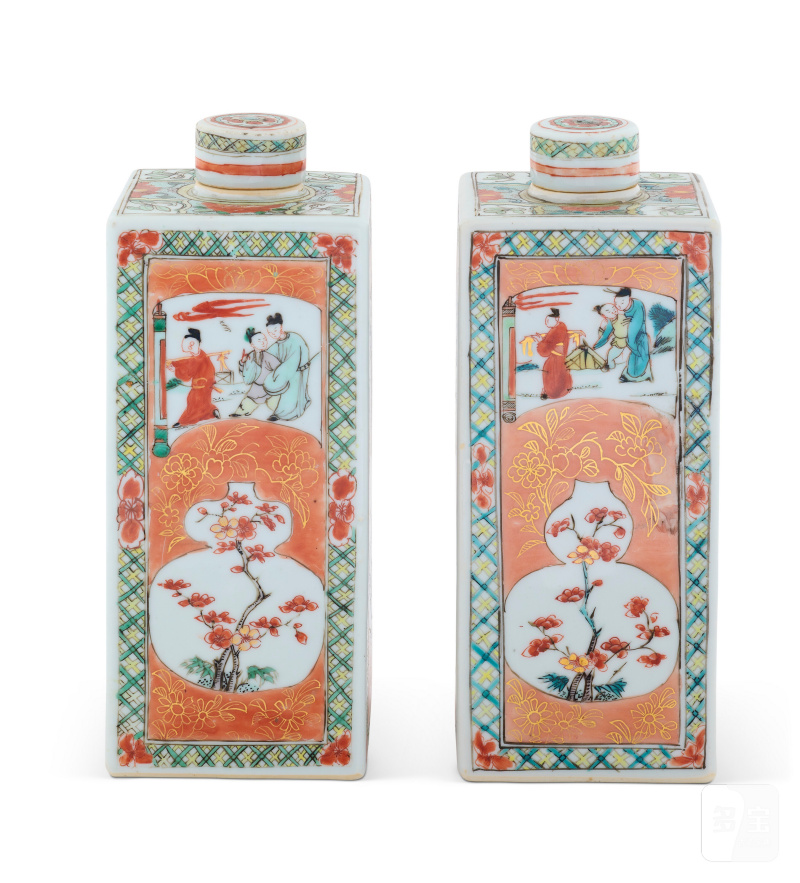 PAIRE DE BOUTEILLES COUVERTES CARRÉES EN PORCELAINE DE LA FAMILLE VERTE  CHINE, DYNASTIE QING, ÉPOQUE KANGXI (1662-1722)